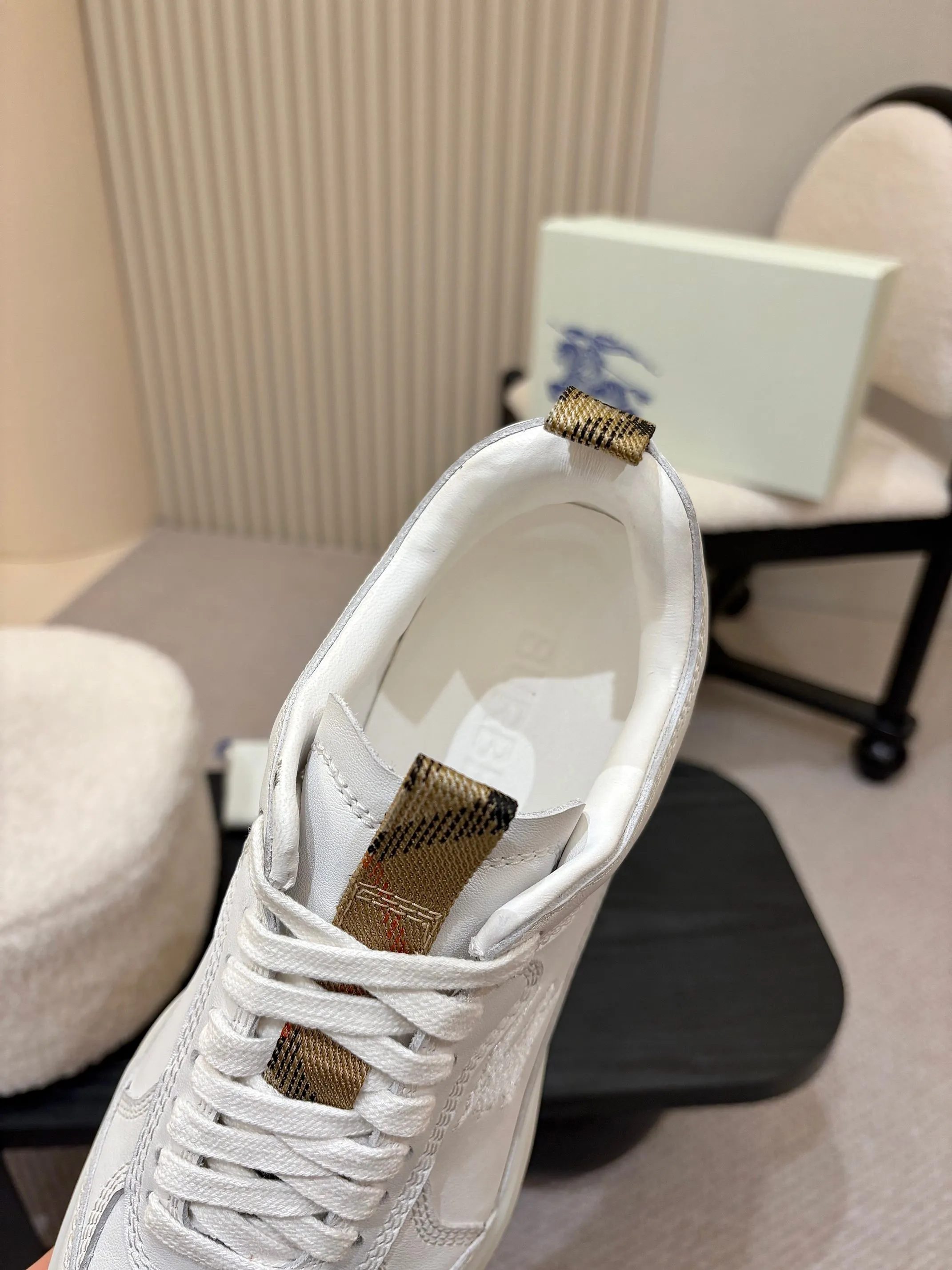Men's shoes 💰640 Burberry's popular casual sneakers, debuted at the brand's 2025 summer fashion show. Made of refined Italian leather with tonal topstitching details, it's inspired by sporty design. Paired with lightweight soles and Burberry checkered shoe tabs, embellished with embroidery of the brand's Equestrian Knight logo (EKD) ✅Fabric: frosted/grained cowhide ✅Lining: sheepskin ✅Outsole: ultra-light rubber sole ✅Color: black/white/apricot available ✅Size: Men's 39-46 (45, 46 customized)